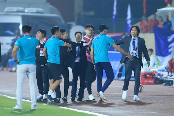 VFF ra phán quyết đối vụ HLV Gong Oh-kyun xô xát với cầu thủ
