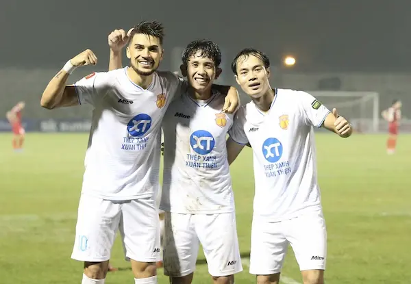 Thi đấu thăng hoa, CLB Nam Định vững ngôi đầu bảng V League
