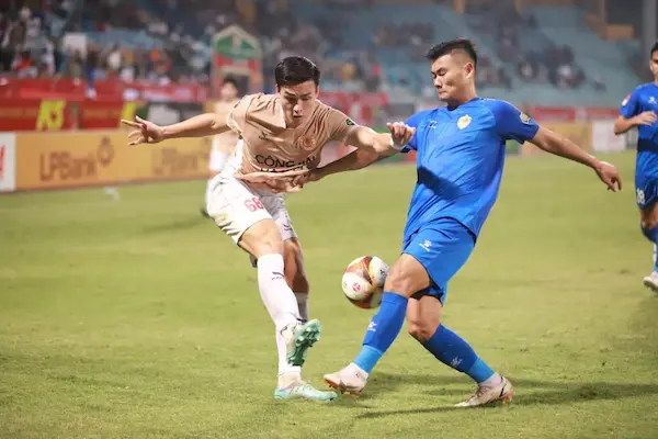 Ai là cầu thủ nhận "lót tay" cao nhất V-League?