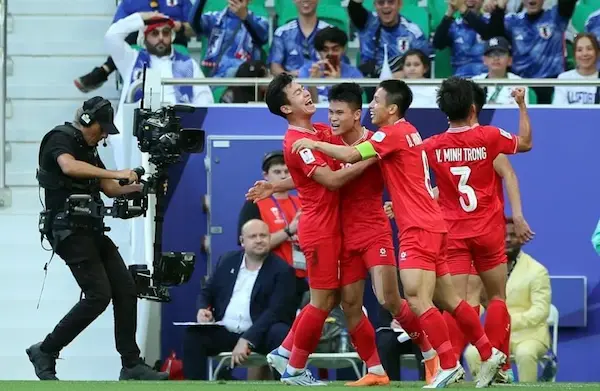 HLV Kim Sang-sik gặp khó khăn ngay trận đầu ra mắt