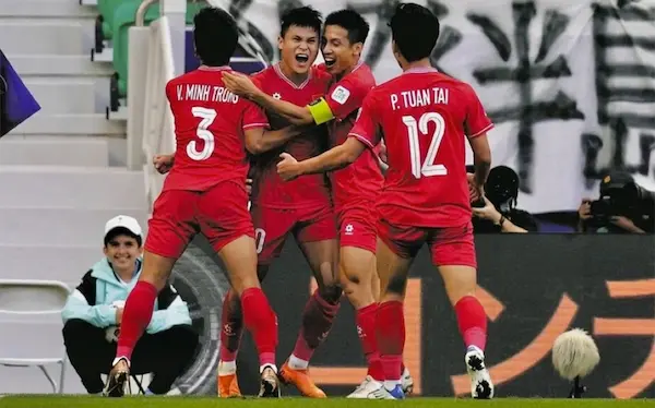 HLV Kim Sang-sik gặp khó khăn ngay trận đầu ra mắt