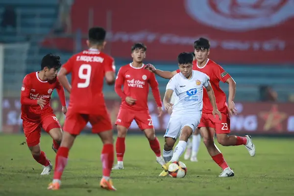 Hy hữu V League 2023: Trọng tài rút thẻ nhầm người