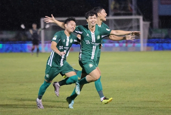 Công Phượng được FIFA vinh danh cùng các huyền thoại sút phạt